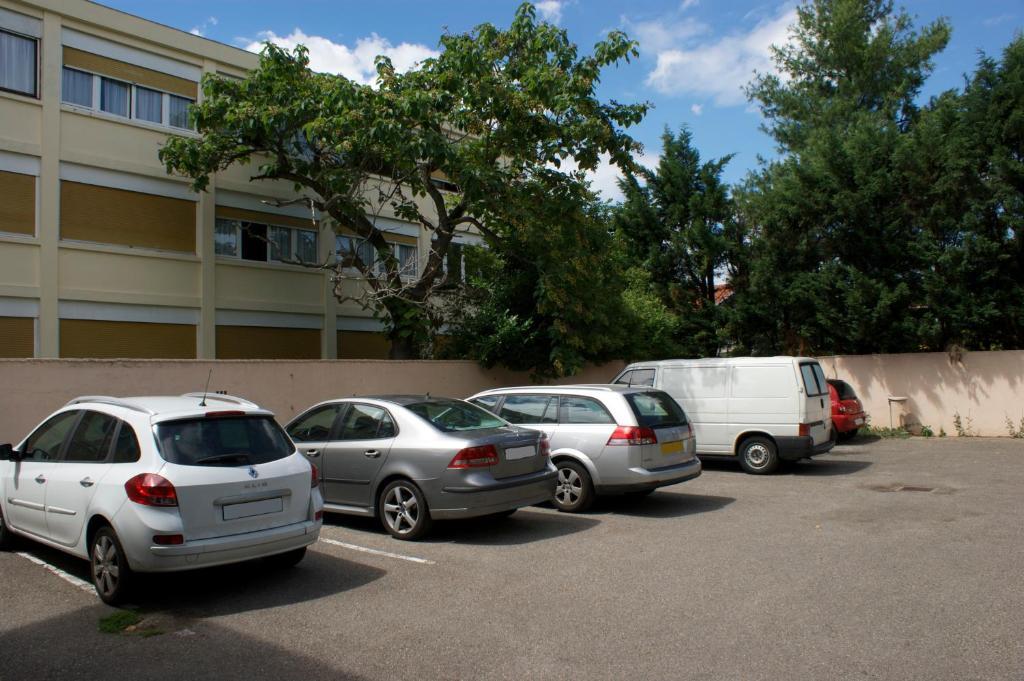 Hotel Le Lyon Bron Exterior foto